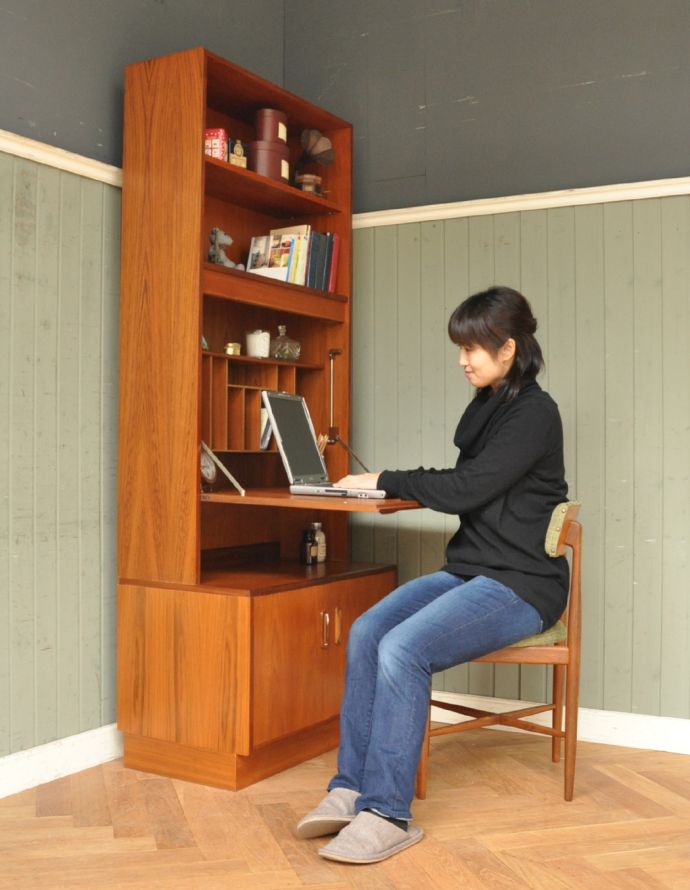 G-PLAN(Gプラン)　アンティーク家具　ヴィンテージ家具、G-plan（フレスコ）のビューローキャビネット（デスク）。書き物やパソコンをする時は、ビューローを開いて使ってください。(x-765-f)