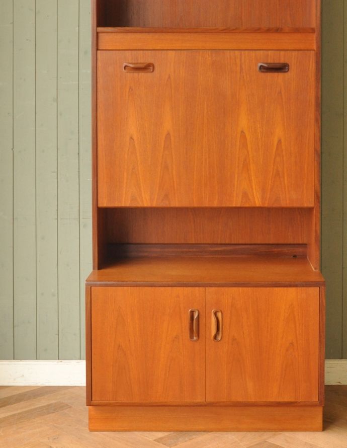 G-PLAN(Gプラン)　アンティーク家具　ヴィンテージ家具、G-plan（フレスコ）のビューローキャビネット（デスク）。本棚とパソコンスペース、全部欲しい方にオススメなのが、このビューロー！スマートで北欧スタイルに似合うキャビネットです。(x-765-f)