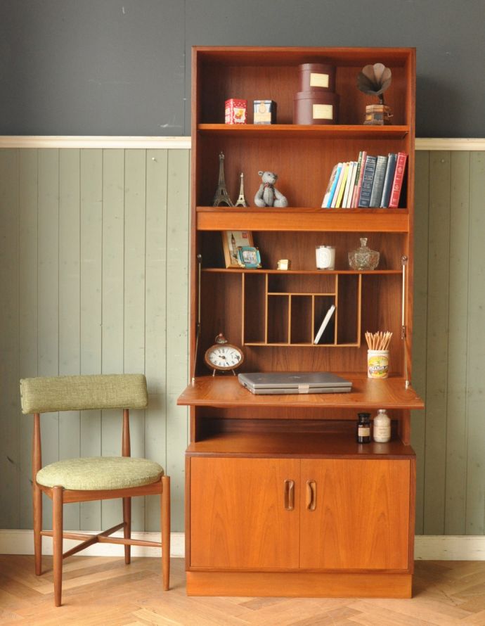 G-PLAN(Gプラン)　アンティーク家具　ヴィンテージ家具、G-plan（フレスコ）のビューローキャビネット（デスク）。ビューローの下にはＤＶＤを置けるスペース。(x-765-f)