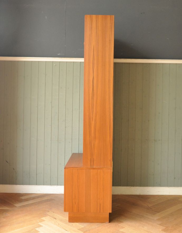 G-PLAN(Gプラン)　アンティーク家具　ヴィンテージ家具、G-plan（フレスコ）のビューローキャビネット（デスク）。横から見てもピカピカです。(x-765-f)