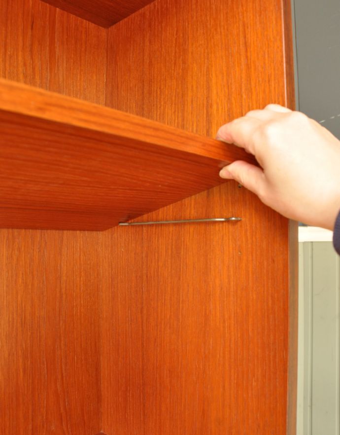 G-PLAN(Gプラン)　アンティーク家具　ヴィンテージ家具、G-plan（フレスコ）のビューローキャビネット（デスク）。トップにあるオープン棚の棚板は、高さ調節が出来る可動式になっています。(x-765-f)