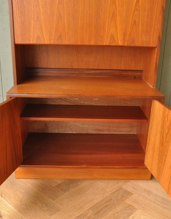 G-PLAN(Gプラン)　アンティーク家具　ヴィンテージ家具、G-plan（フレスコ）のビューローキャビネット（デスク）。脚元の扉内にもたっぷり収納できます。(x-765-f)