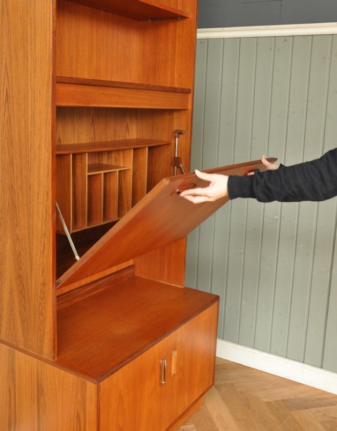 G-PLAN(Gプラン)　アンティーク家具　ヴィンテージ家具、G-plan（フレスコ）のビューローキャビネット（デスク）。開閉もスムーズです。(x-765-f)