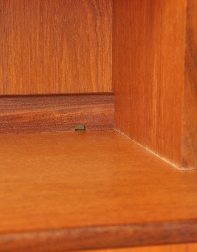 G-PLAN(Gプラン)　アンティーク家具　ヴィンテージ家具、G-plan（フレスコ）のビューローキャビネット（デスク）。下の扉の収納上のオープンスペースには、コード穴が開いています。(x-765-f)