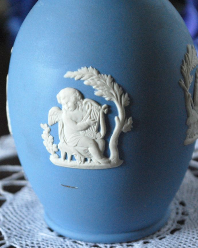 ジャスパーウェア アンティーク雑貨 1輪挿しにもピッタリ、アンティークジャスパーウェアのフラワーベース(ブルー)。ギリシャ神話などをモチーフにした図柄の模様が特徴です。(x-765-z)