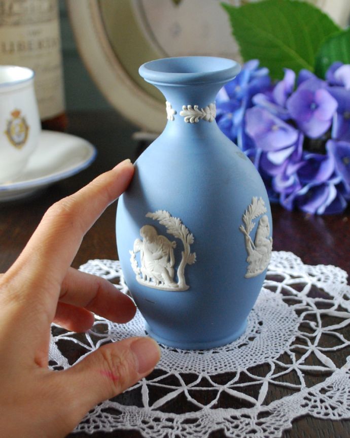 ジャスパーウェア アンティーク雑貨 1輪挿しにもピッタリ、アンティークジャスパーウェアのフラワーベース(ブルー)。使い込むほどに光沢と風合いを増す二度楽しめる逸品です。(x-765-z)