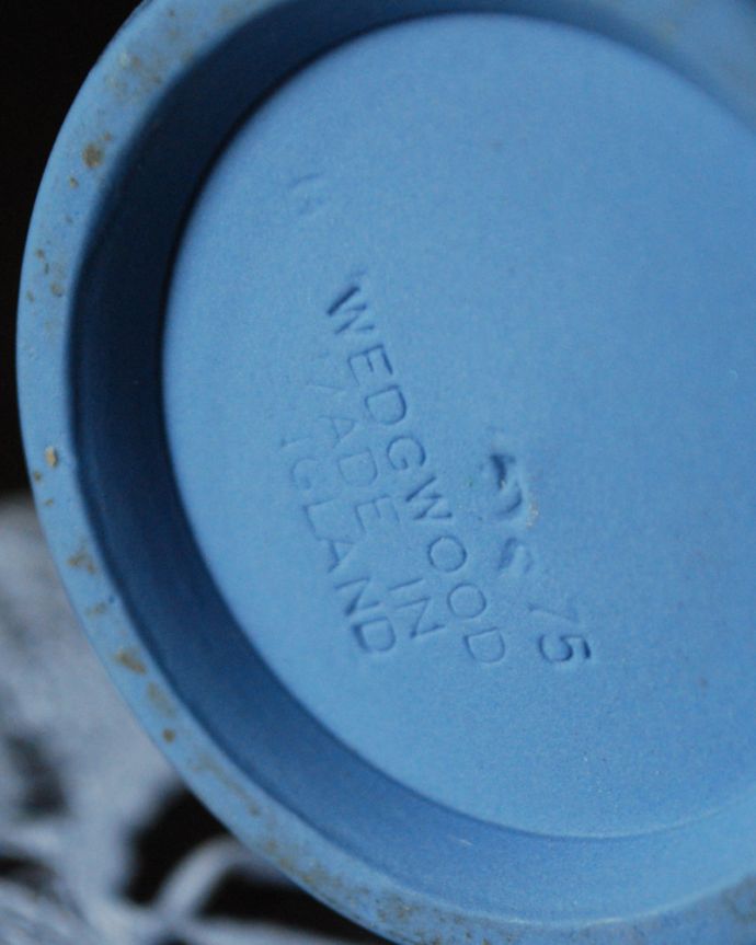 ジャスパーウェア アンティーク雑貨 1輪挿しにもピッタリ、アンティークジャスパーウェアのフラワーベース(ブルー)。裏にメーカーの刻印があります。(x-765-z)