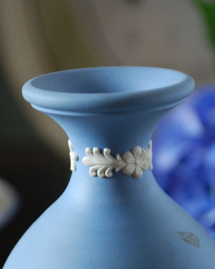 ジャスパーウェア アンティーク雑貨 1輪挿しにもピッタリ、アンティークジャスパーウェアのフラワーベース(ブルー)。くびれの部分にも、可愛いお花のレリーフが付いています。(x-765-z)