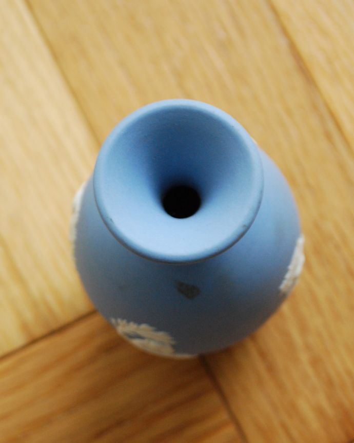 ジャスパーウェア アンティーク雑貨 1輪挿しにもピッタリ、アンティークジャスパーウェアのフラワーベース(ブルー)。上から見るとこんな感じです。(x-765-z)