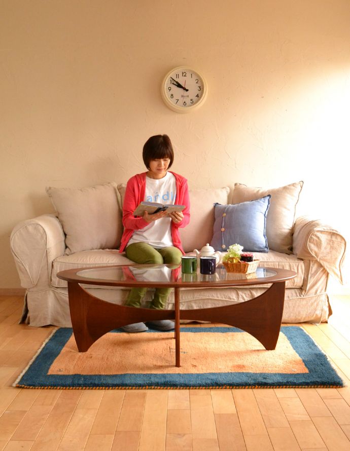 G-PLAN(Gプラン)　アンティーク家具　ヴィンテージのデザイナーズ家具、ガラス天板のコーヒーテーブル （G-plan）。天板が広いので、ゆったりとお使い頂けます。(x-766-f)