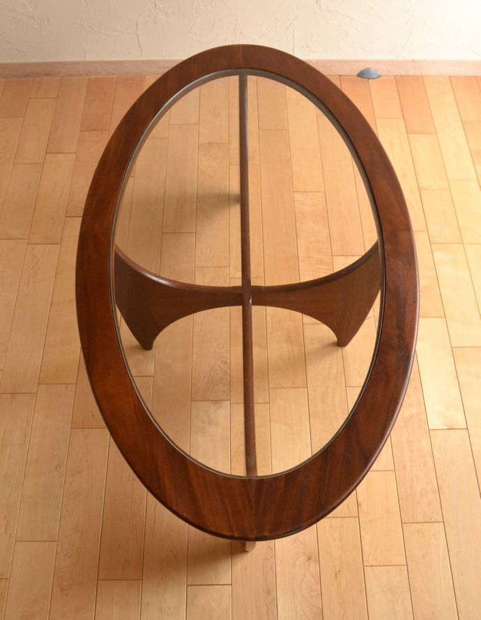 G-PLAN(Gプラン)　アンティーク家具　ヴィンテージのデザイナーズ家具、ガラス天板のコーヒーテーブル （G-plan）。楕円形の天板です。(x-766-f)