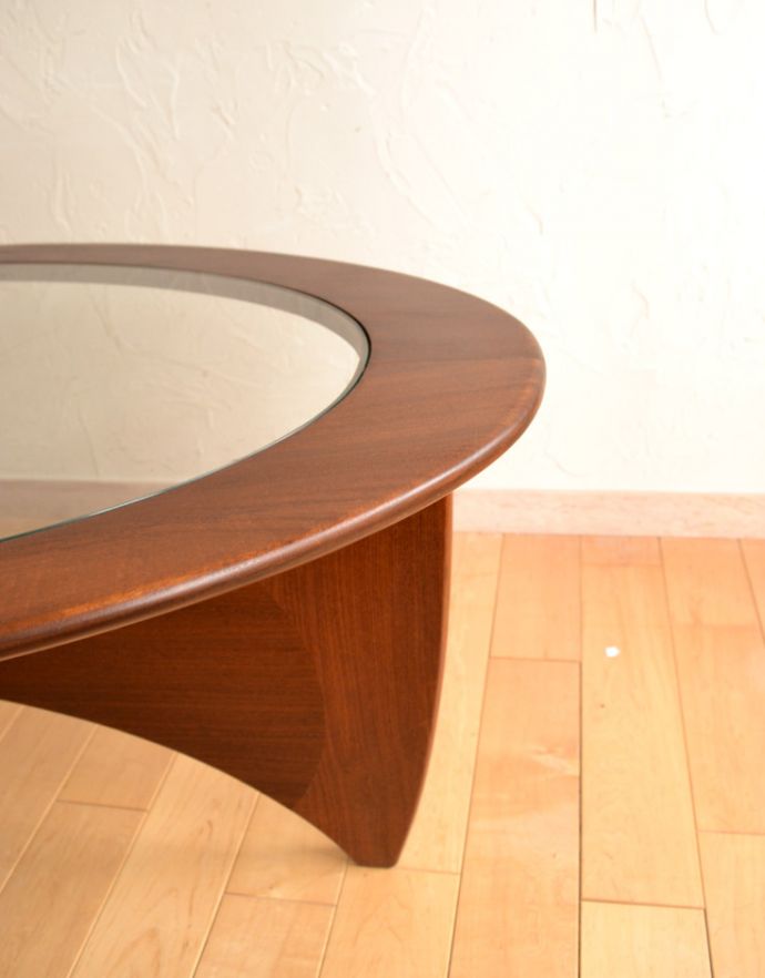 G-PLAN(Gプラン)　アンティーク家具　ヴィンテージのデザイナーズ家具、ガラス天板のコーヒーテーブル （G-plan）。角が丸いので小さなお子様がいるお家でも安心してお使いいただけます。(x-766-f)