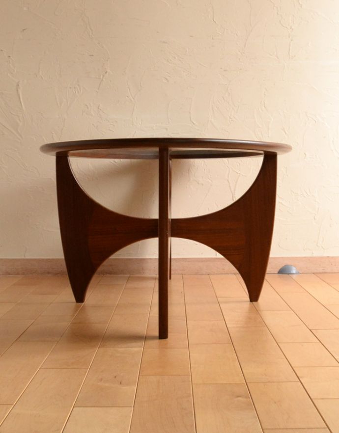 G-PLAN(Gプラン)　アンティーク家具　ヴィンテージのデザイナーズ家具、ガラス天板のコーヒーテーブル （G-plan）。パソコンを置いて、コーヒー片手にインターネットで調べ物なんて使い方も素敵ですね。(x-766-f)