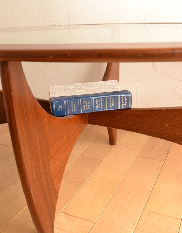 G-PLAN(Gプラン)　アンティーク家具　ヴィンテージのデザイナーズ家具、ガラス天板のコーヒーテーブル （G-plan）。クロスになった脚元には、文庫本などが置いておけるのでとっても便利。(x-766-f)