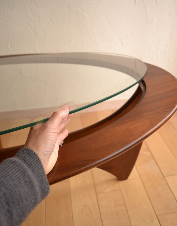 G-PLAN(Gプラン)　アンティーク家具　ヴィンテージのデザイナーズ家具、ガラス天板のコーヒーテーブル （G-plan）。ガラス部分は取り外しできるようになっているので、模様替えやお手入れの際も嬉しいですよね。(x-766-f)