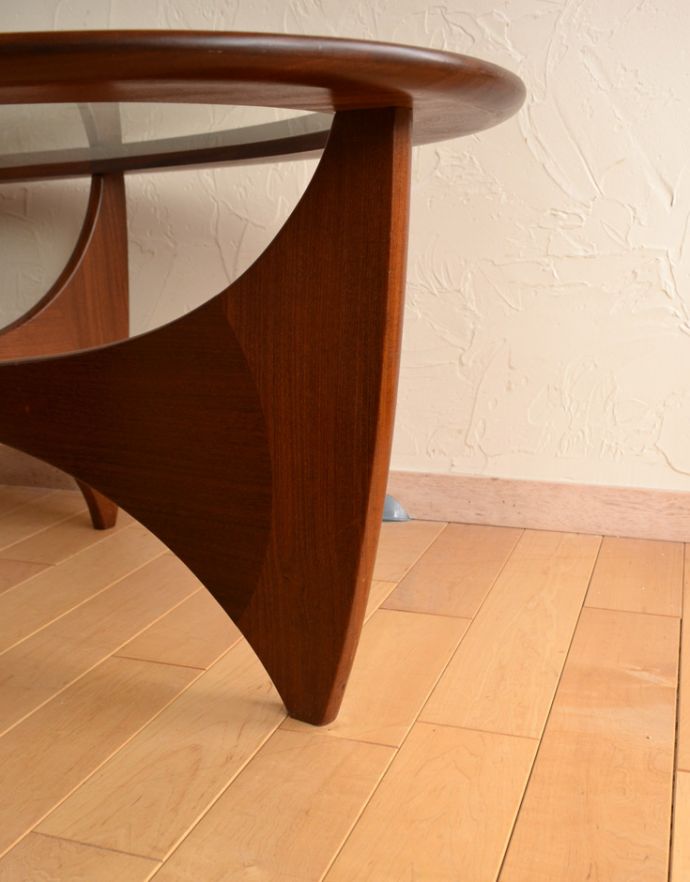 G-PLAN(Gプラン)　アンティーク家具　ヴィンテージのデザイナーズ家具、ガラス天板のコーヒーテーブル （G-plan）。脚のデザインがスタイリッシュでかっこいい！きちんと支えますのでご安心ください。(x-766-f)