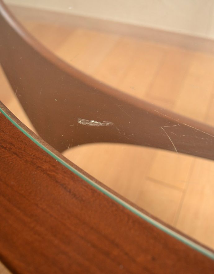 G-PLAN(Gプラン)　アンティーク家具　ヴィンテージのデザイナーズ家具、ガラス天板のコーヒーテーブル （G-plan）。専門の職人によってお直ししていますが、アンティークは新品ではありません。(x-766-f)