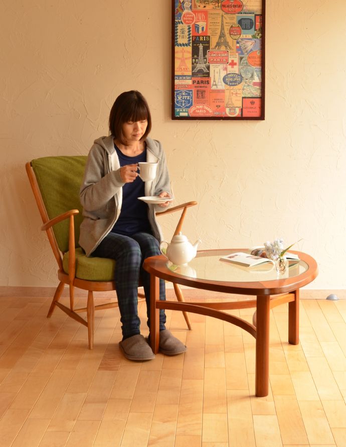 アンティークのテーブル　アンティーク家具　北欧インテリア、ネイサン社のガラス天板のヴィンテージコーヒーテーブル。座卓には少し高いですが、ソファの前に置くテーブルにはピッタリ！ ガラスが入っているので飲み物をこぼしても安心。(x-767-f)