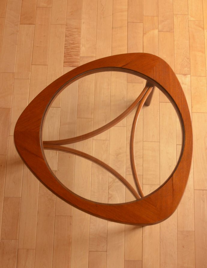 アンティークのテーブル　アンティーク家具　北欧インテリア、ネイサン社のガラス天板のヴィンテージコーヒーテーブル。三角の天板に真ん丸のガラスがオシャレ！ガラスが入っているので、お手入れもラクラクです。(x-767-f)