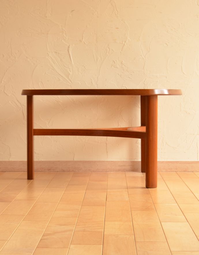 アンティークのテーブル　アンティーク家具　北欧インテリア、ネイサン社のガラス天板のヴィンテージコーヒーテーブル。パソコンを置いて、コーヒー片手にインターネットで調べ物なんて使い方も素敵ですね。(x-767-f)