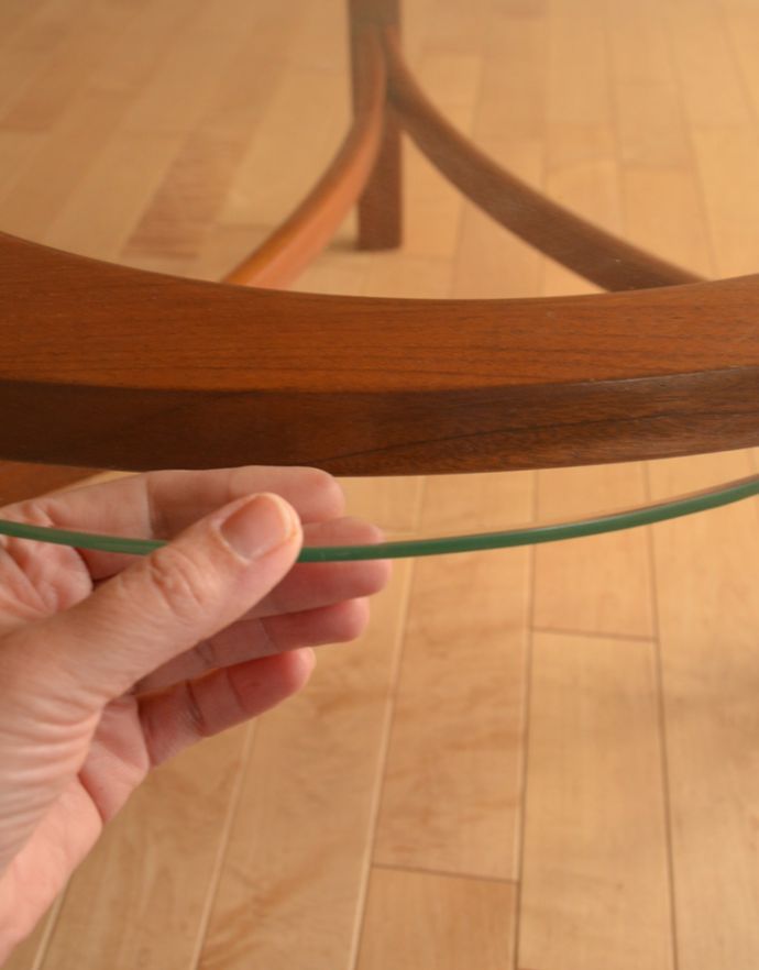 アンティークのテーブル　アンティーク家具　北欧インテリア、ネイサン社のガラス天板のヴィンテージコーヒーテーブル。ガラス部分は取り外しできるようになっているので、模様替えやお手入れの際も嬉しいですよね。(x-767-f)