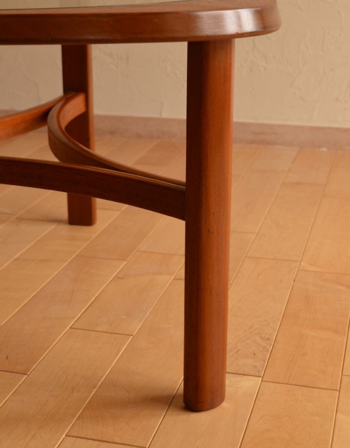 アンティークのテーブル　アンティーク家具　北欧インテリア、ネイサン社のガラス天板のヴィンテージコーヒーテーブル。脚のデザインがスタイリッシュでかっこいい！人気の北欧インテリアやシンプルモダンのお部屋にもピッタリですよ。(x-767-f)