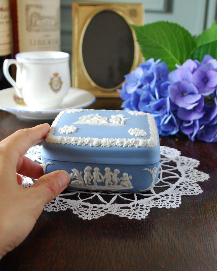 ジャスパーウェア　アンティーク雑貨　アンティークのジャスパーウェア蓋つき小物入れ、ペールブルーのウェッジウッド。うっとりする程美しいブルーは上品なインテリアを演出してくれます。(x-767-z)