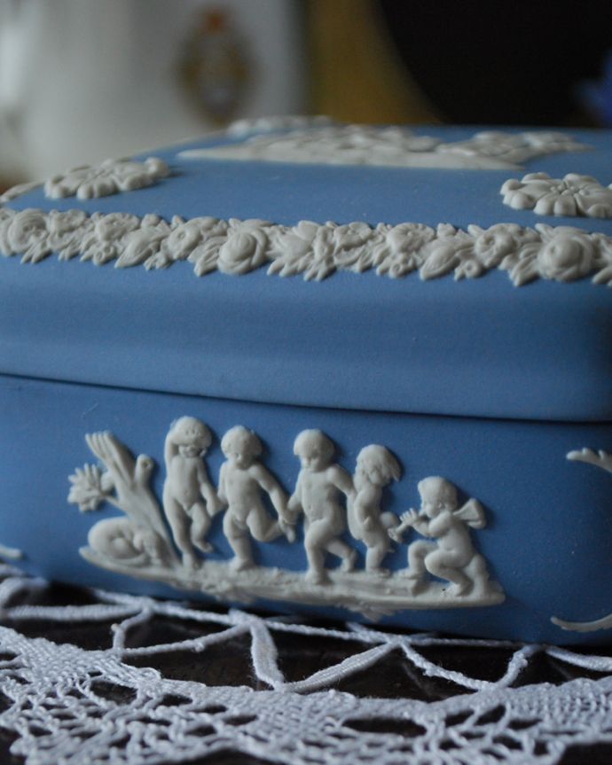 ジャスパーウェア　アンティーク雑貨　アンティークのジャスパーウェア蓋つき小物入れ、ペールブルーのウェッジウッド。エンボス加工のようにぷっくりとして、とっても可愛いデザインです。(x-767-z)