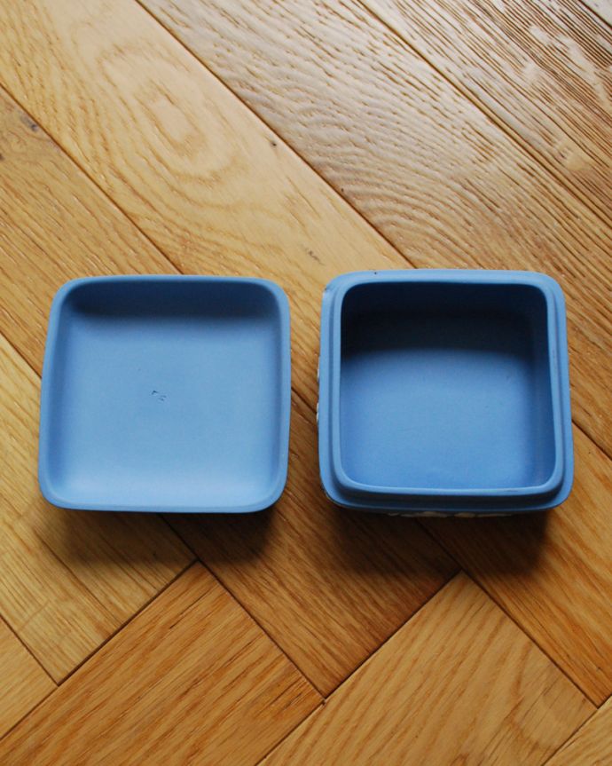 ジャスパーウェア　アンティーク雑貨　アンティークのジャスパーウェア蓋つき小物入れ、ペールブルーのウェッジウッド。上から見るとこんな感じです。(x-767-z)