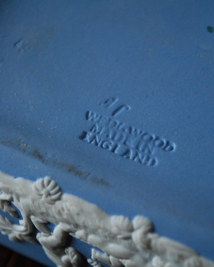 ジャスパーウェア　アンティーク雑貨　アンティークのジャスパーウェア蓋つき小物入れ、ペールブルーのウェッジウッド。裏にメーカーの刻印があります。(x-767-z)