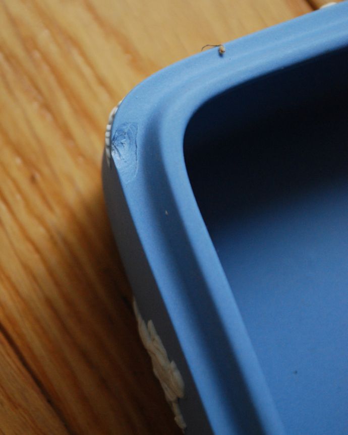 ジャスパーウェア　アンティーク雑貨　アンティークのジャスパーウェア蓋つき小物入れ、ペールブルーのウェッジウッド。アンティークのため、汚れ・傷がある場合がありますが、使用上問題はありませんので、ご了承下さい。(x-767-z)