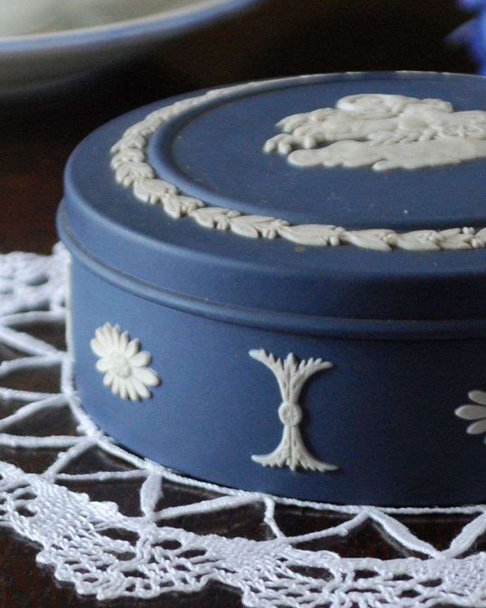 ジャスパーウェア　アンティーク雑貨　深いブルーが美しい、アンティークウェッジウッドのジャスパーウェアの小さな小物入れ（ポートランドブルー）。どこでも使いやすいサイズの小物入れです。(x-768-z)