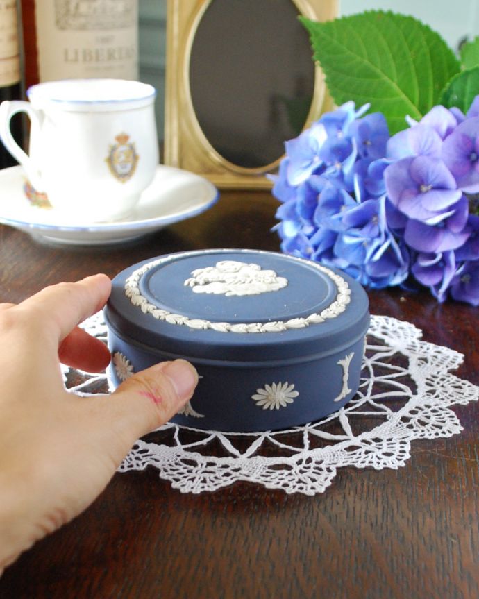 ジャスパーウェア　アンティーク雑貨　深いブルーが美しい、アンティークウェッジウッドのジャスパーウェアの小さな小物入れ（ポートランドブルー）。うっとりする程美しいブルーは上品なインテリアを演出してくれます。(x-768-z)