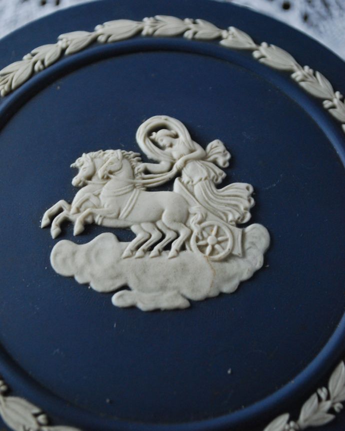 ジャスパーウェア　アンティーク雑貨　深いブルーが美しい、アンティークウェッジウッドのジャスパーウェアの小さな小物入れ（ポートランドブルー）。フタの縁どりのレリーフが繊細でとっても美しいデザインです。(x-768-z)