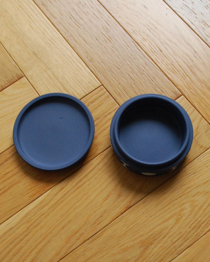 ジャスパーウェア　アンティーク雑貨　深いブルーが美しい、アンティークウェッジウッドのジャスパーウェアの小さな小物入れ（ポートランドブルー）。中はこんな感じです。(x-768-z)