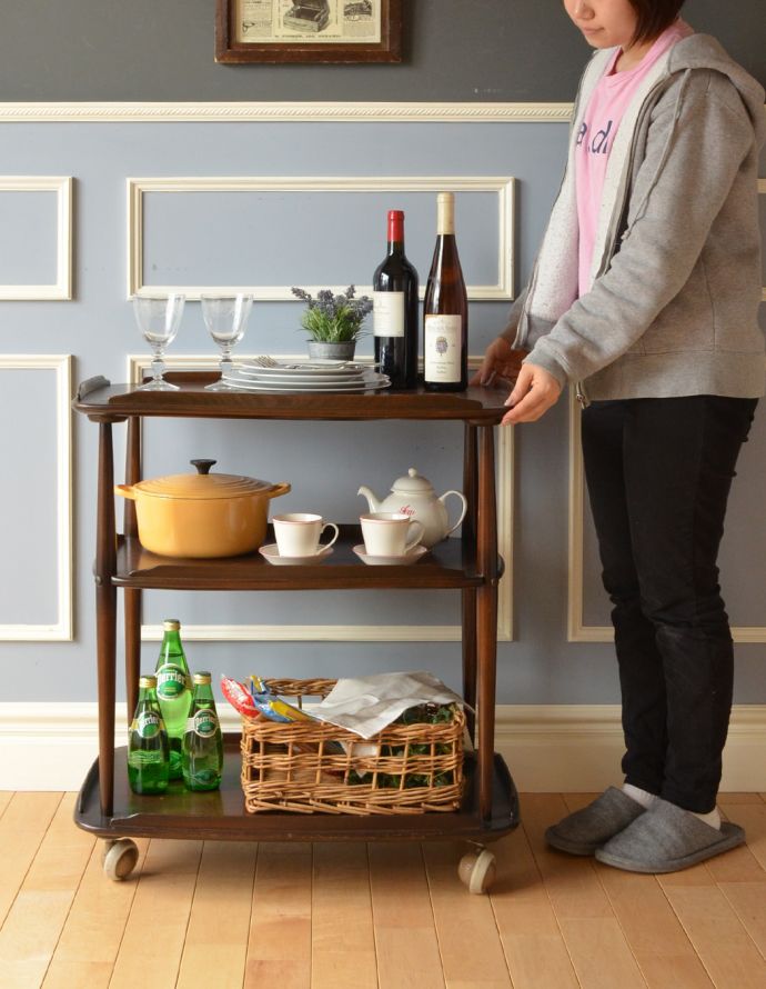 アーコールの家具　アンティーク家具　北欧デザインのアンティーク家具、落ち着いたカラーのアーコールのトローリー（ワゴン） 。コロコロ転がせば移動も楽チン！可愛いので毎日使いたくなります。(x-769-f)