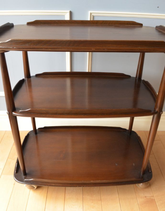 アーコールの家具　アンティーク家具　北欧デザインのアンティーク家具、落ち着いたカラーのアーコールのトローリー（ワゴン） 。３段になっているので収納力があります。(x-769-f)