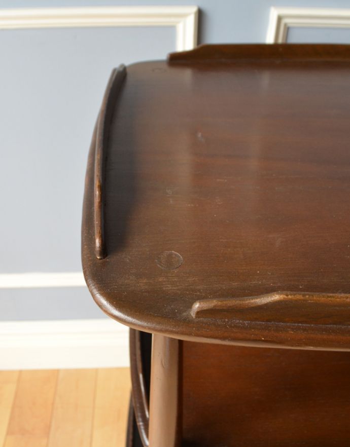 アーコールの家具　アンティーク家具　北欧デザインのアンティーク家具、落ち着いたカラーのアーコールのトローリー（ワゴン） 。縁には物が転がり落ちないように盾が入っています。(x-769-f)