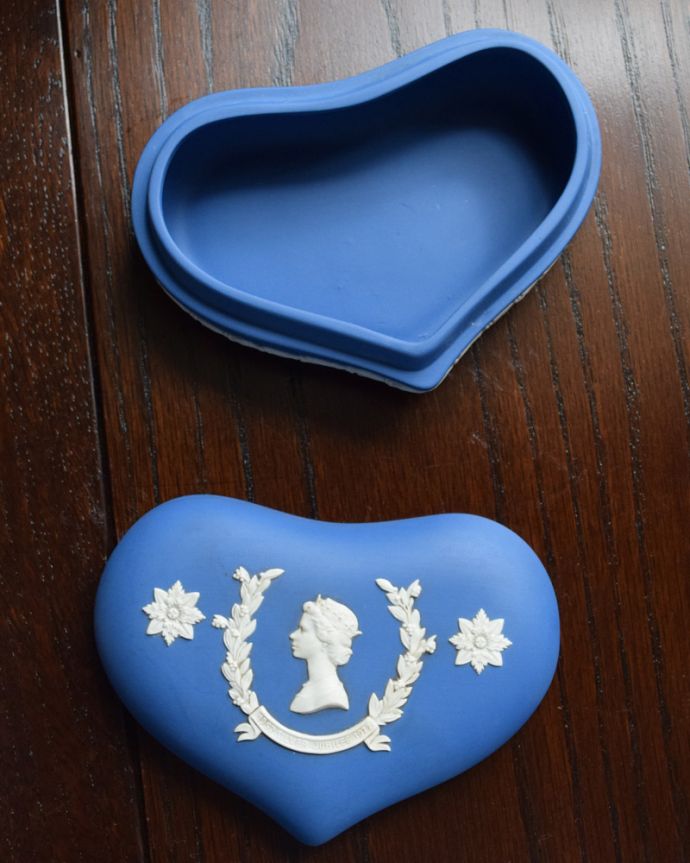 ジャスパーウェア　アンティーク雑貨　1952-1977　ウェッジウッドハートボックス、シルバージュビリーのアンティーク（Wedgwood） 。中はこんな感じです。(x-769-z)