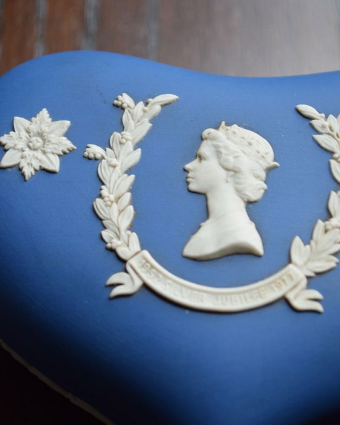 ジャスパーウェア　アンティーク雑貨　1952-1977　ウェッジウッドハートボックス、シルバージュビリーのアンティーク（Wedgwood） 。フタの縁どりのレリーフが繊細でとっても美しいデザインです。(x-769-z)