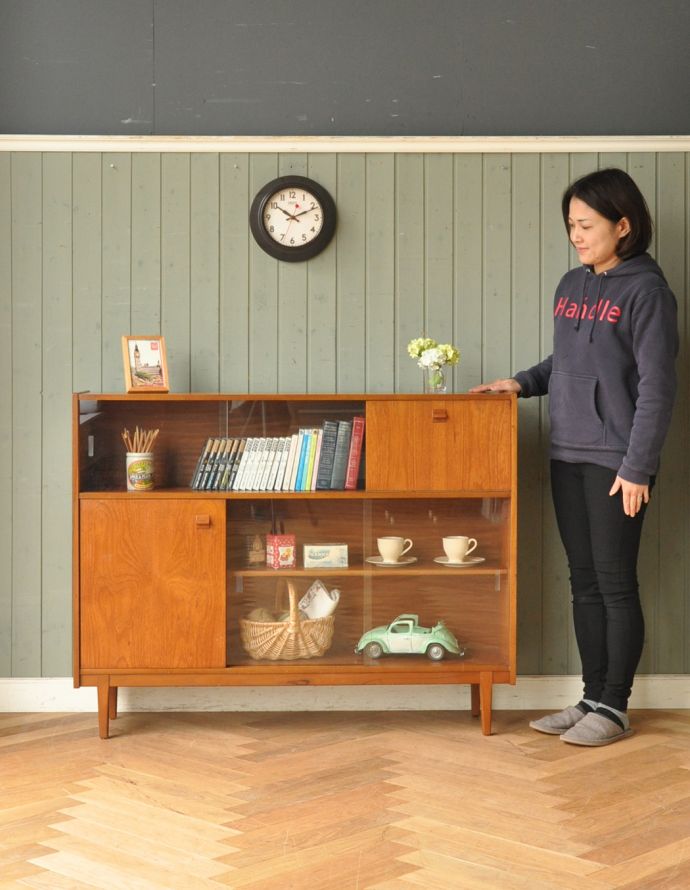 アンティークのキャビネット　アンティーク家具　収納たっぷりのヴィンテージ家具、ネイサンのガラスキャビネット。リビングの電話台にもオススメです。(x-770-f)