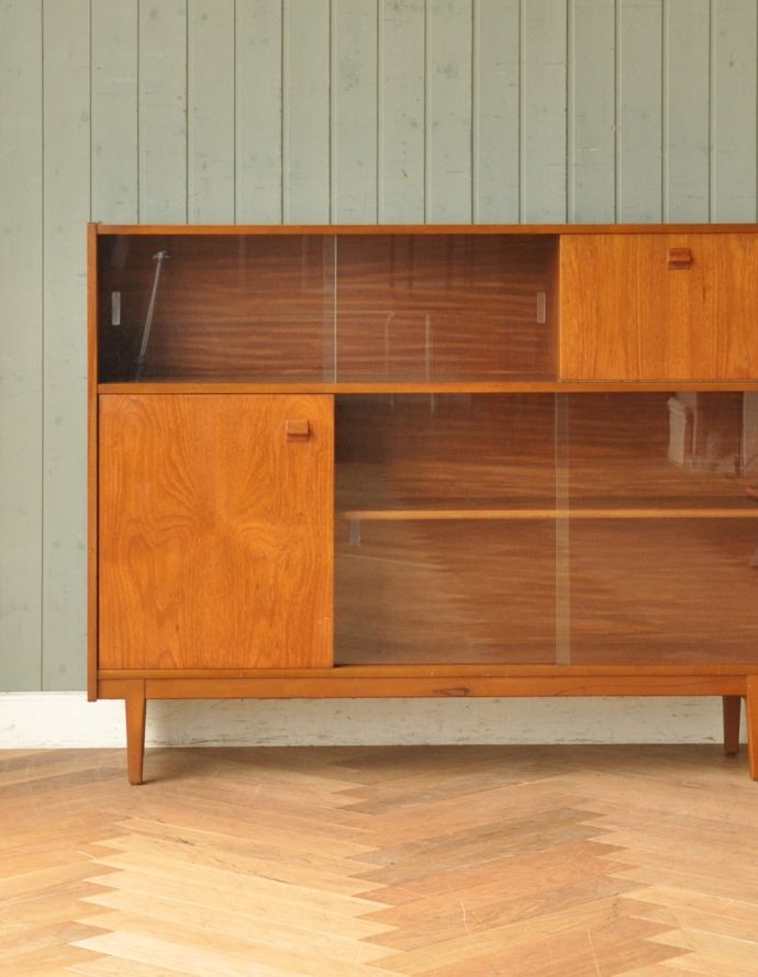 アンティークのキャビネット　アンティーク家具　収納たっぷりのヴィンテージ家具、ネイサンのガラスキャビネット。北欧家具のお部屋にピッタリ！男女ともに人気のシンプルでスタイリッシュなインテリアです。(x-770-f)