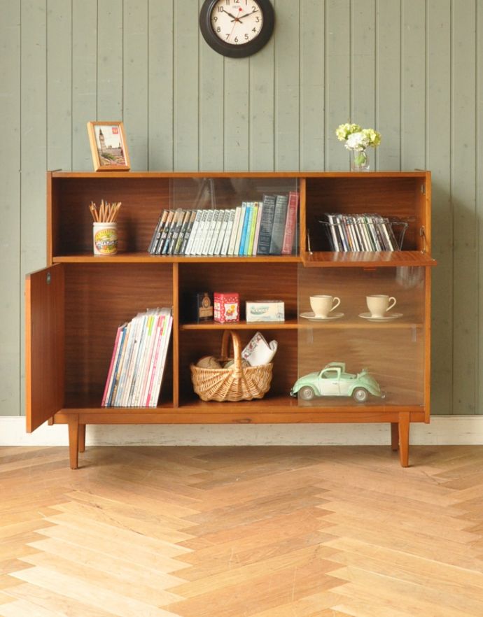 アンティークのキャビネット　アンティーク家具　収納たっぷりのヴィンテージ家具、ネイサンのガラスキャビネット。棚板が付いているのできちんと整理整頓ができます。(x-770-f)