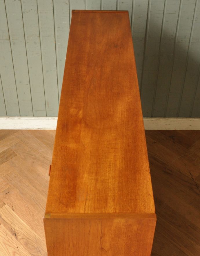 アンティークのキャビネット　アンティーク家具　収納たっぷりのヴィンテージ家具、ネイサンのガラスキャビネット。天板もキレイに塗装を仕上げました。(x-770-f)