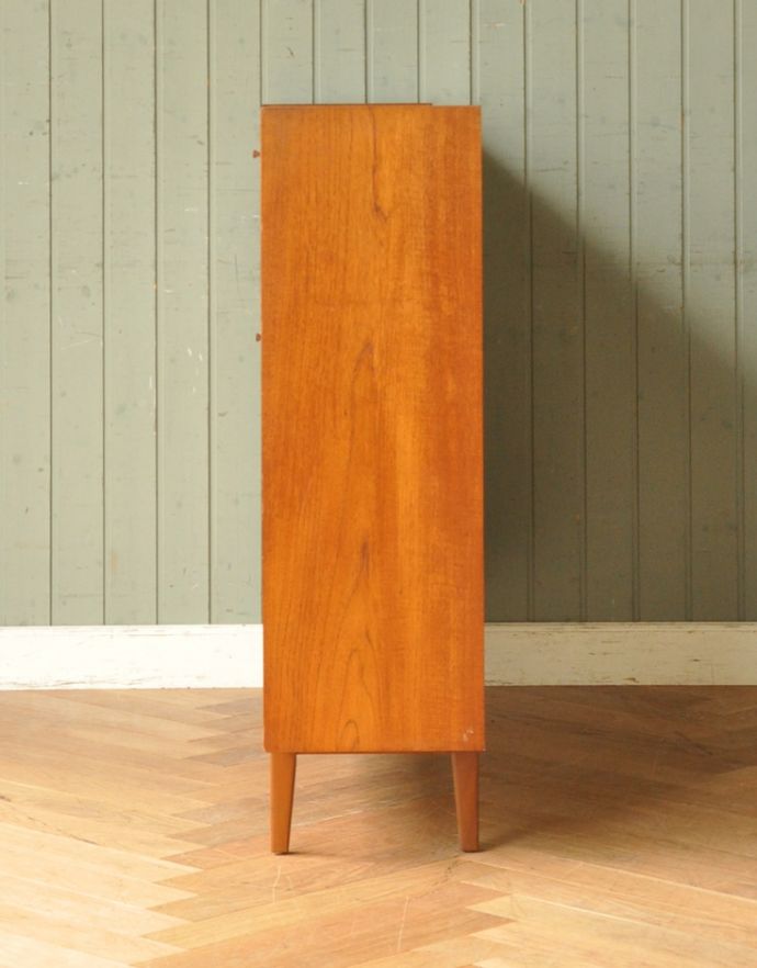 アンティークのキャビネット　アンティーク家具　収納たっぷりのヴィンテージ家具、ネイサンのガラスキャビネット。サイドから見てもキレイな状態です。(x-770-f)