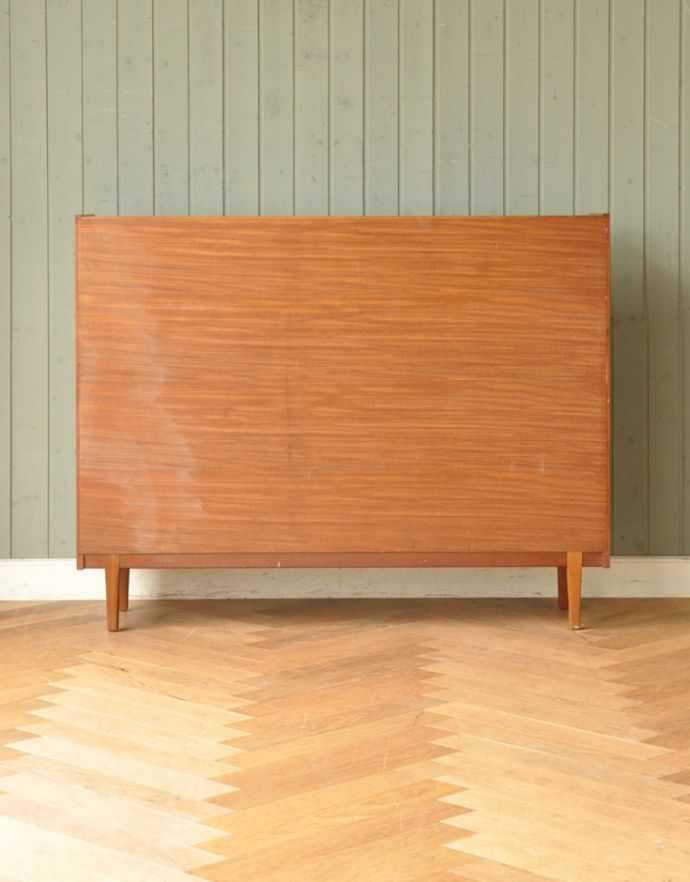 アンティークのキャビネット　アンティーク家具　収納たっぷりのヴィンテージ家具、ネイサンのガラスキャビネット。キチンとメンテナンスしてあるので、裏側もキレイです。(x-770-f)