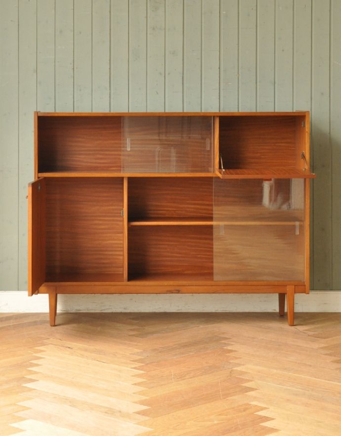 アンティークのキャビネット　アンティーク家具　収納たっぷりのヴィンテージ家具、ネイサンのガラスキャビネット。扉の中も、ボディと同じチーク材の色味で統一されています。(x-770-f)