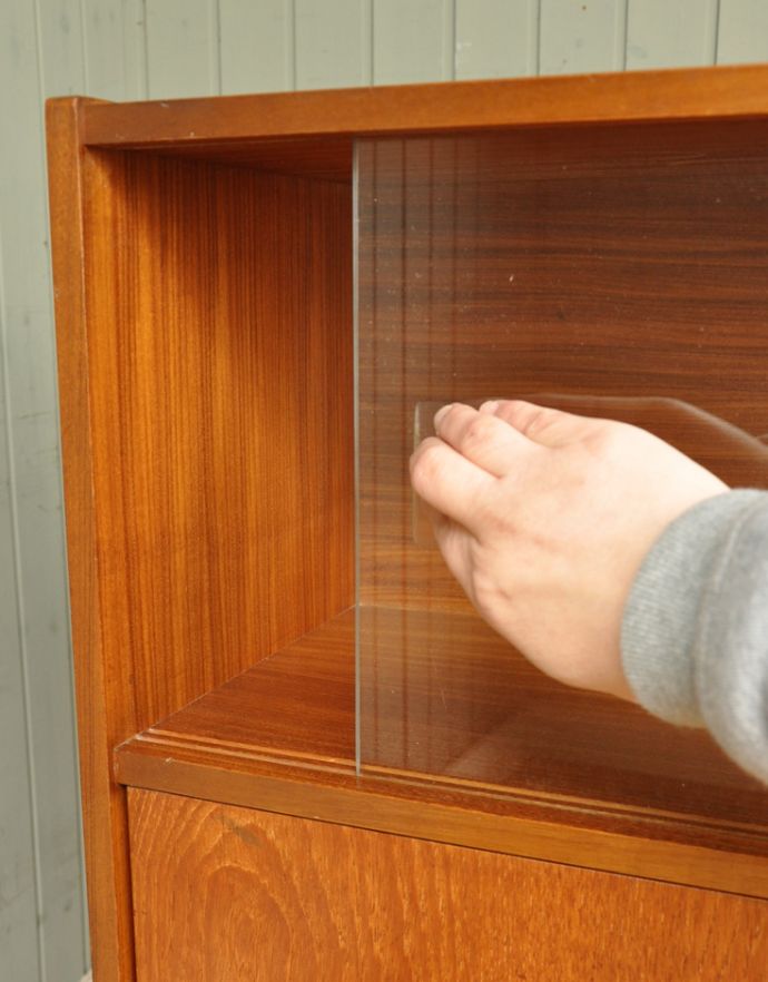 アンティークのキャビネット　アンティーク家具　収納たっぷりのヴィンテージ家具、ネイサンのガラスキャビネット。ガラスの引き戸は、彫り取っ手になっています。(x-770-f)