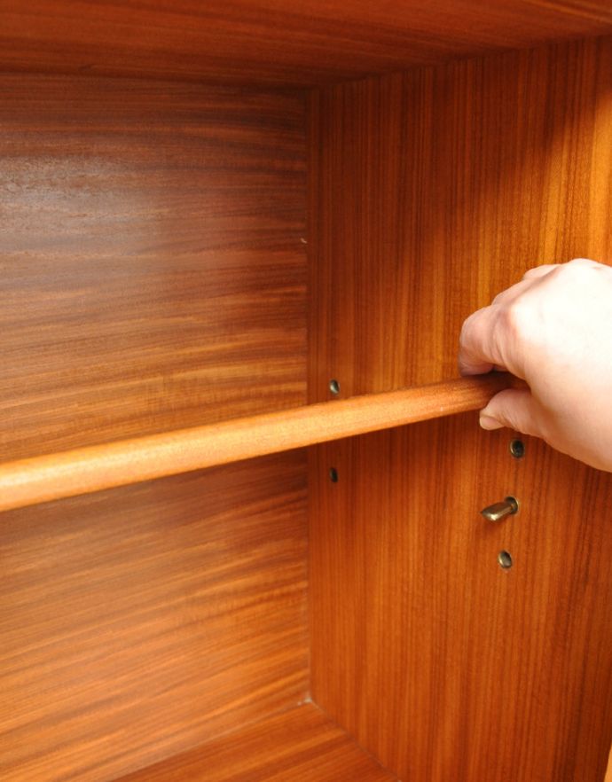 アンティークのキャビネット　アンティーク家具　収納たっぷりのヴィンテージ家具、ネイサンのガラスキャビネット。棚板は可動します。(x-770-f)