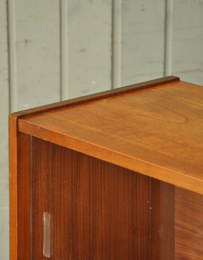 アンティークのキャビネット　アンティーク家具　収納たっぷりのヴィンテージ家具、ネイサンのガラスキャビネット。チーク材の繊細な木目が感じられます。(x-770-f)